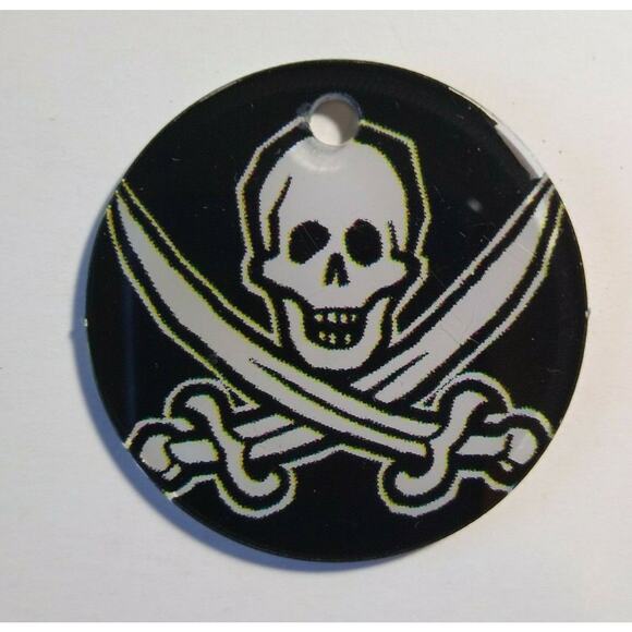 Pirates Of the Caribbean Pinball Game Keychain Original Skull & Crossbones - Picture 1 of 3